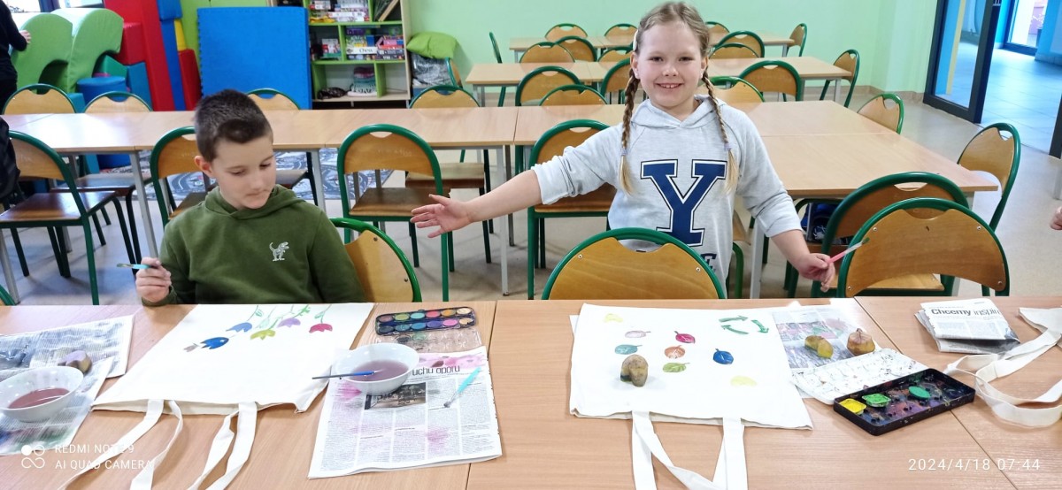 Dzień Ziemi w świetlicy szkolnej.   Uczniowie przygotowują torby bawełniane, które rozdamy mieszkańcom okolicy podczas spaceru z okazji Dnia Ziemi.